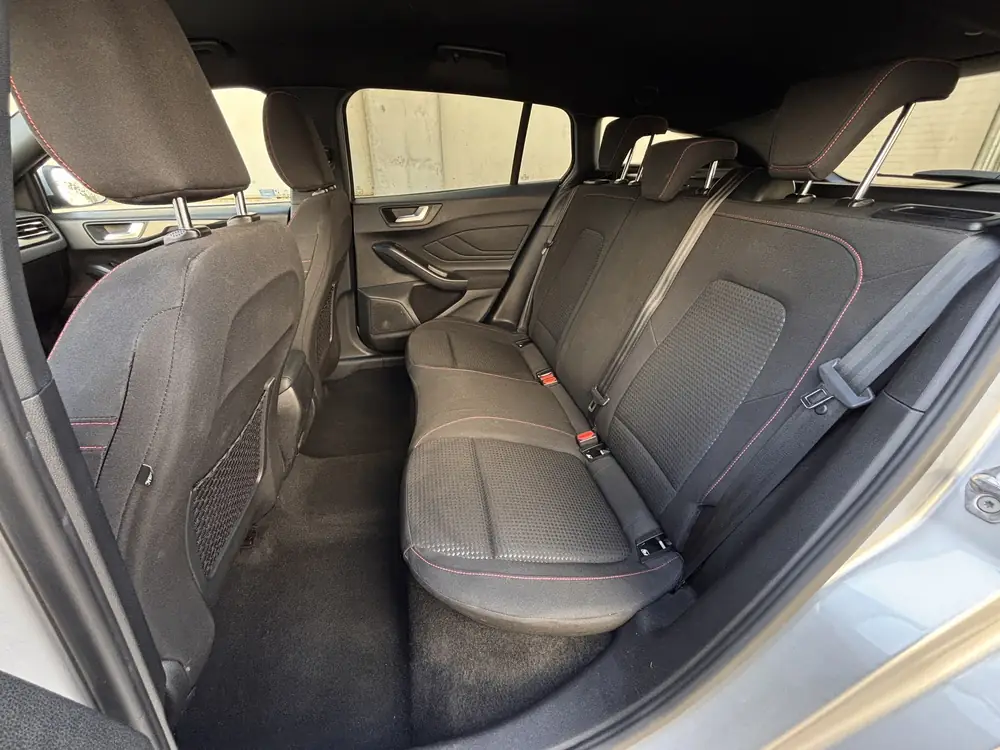 Ford Focus SportBreak ST-Line 1.0 EcoBoost 125 CV MHEV 2024, foto 35 de 39